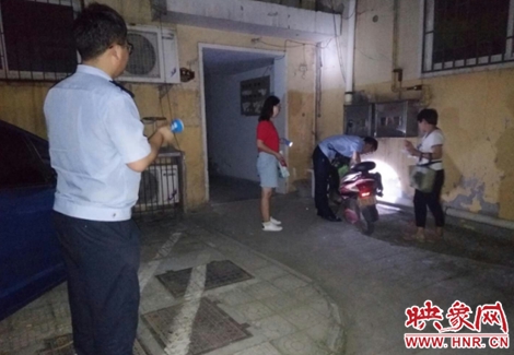 鞏義市新華路街道夜查電動車違規(guī)充電行為