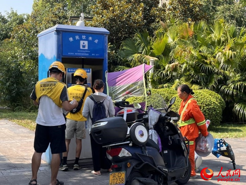 9月5日，正在“0011”號便民飲水點排隊接水的市民。周小平攝